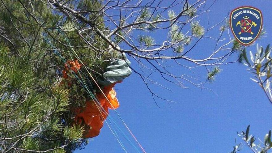 Auxilian a un hombre que se quedó enganchado con su parapente en un pino