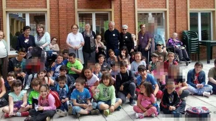 Los niños del colegio Benjamín Mateo junto a los residentes.