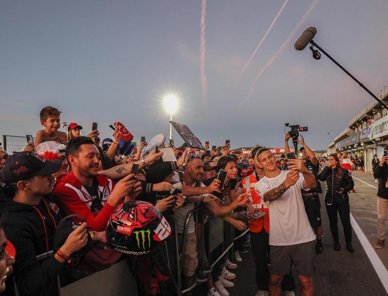 Ambientazo en Cheste | La afición disfruta con el Pit Walk