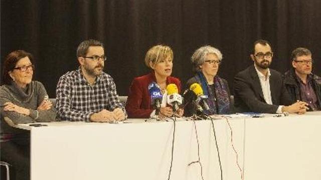 Amèlia Barbero, Martí Terés, Pia Bosch, Maria Mercè Roca, Xavier Amores i Miquel Poch, en l'anunci d'ahir.