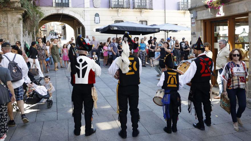 El grupo Rías Baixas y la charanga Mil9 animan el centro de la ciudad | GUSTAVO SANTOS / RAFA VÁZQUEZ