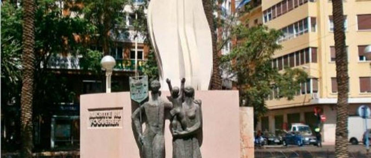 A la izquierda, el Homenaje a Miguel Hernández y el Monumento al Foguerer. En esta página, el escultor en su taller de la calle Garbinet, altorrelieve en un edificio de Alfonso El Sabio, dibujo y el relieve de la calle Bailén.