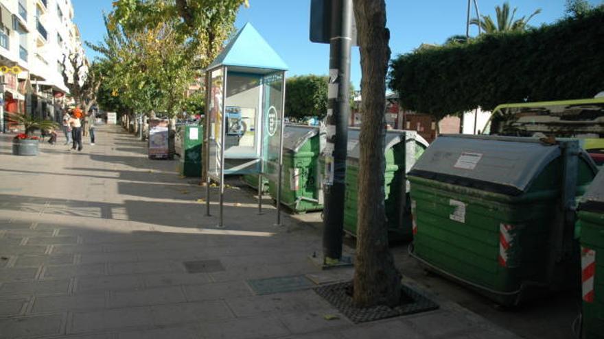 Contenedores de basura en una calle de Rincón.