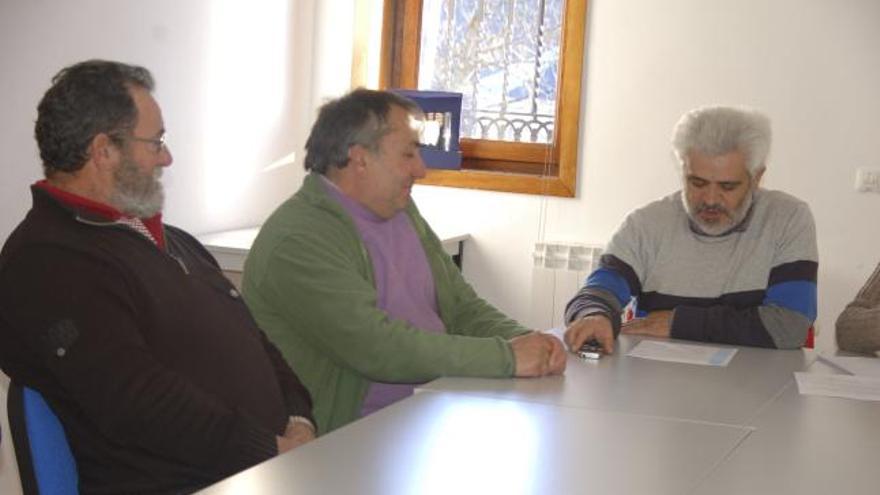 El alcalde Felipe Lubián, a la derecha, junto a los ediles José Antonio Vasallo y José Manuel Tejera.