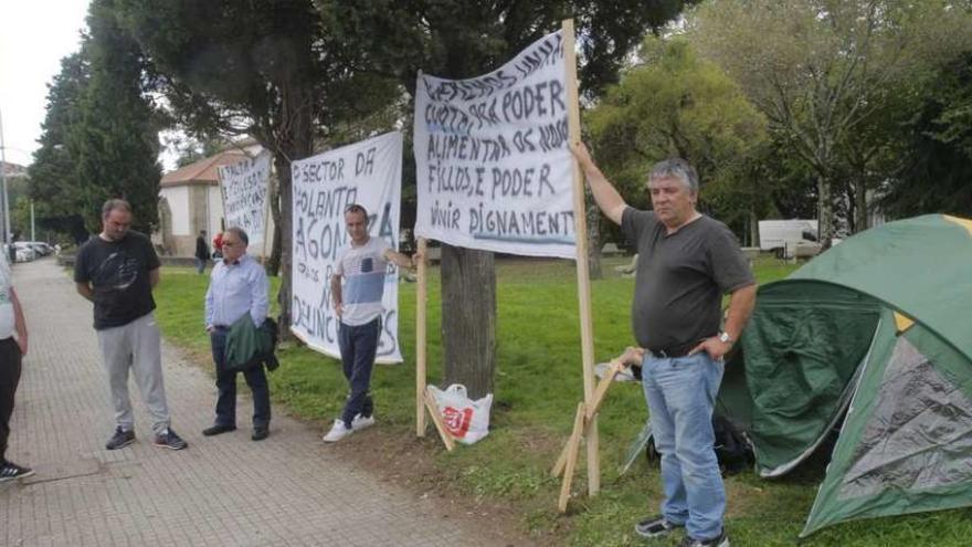 Parte de los armadores movilizados, ayer ante las instalaciones de la Xunta.