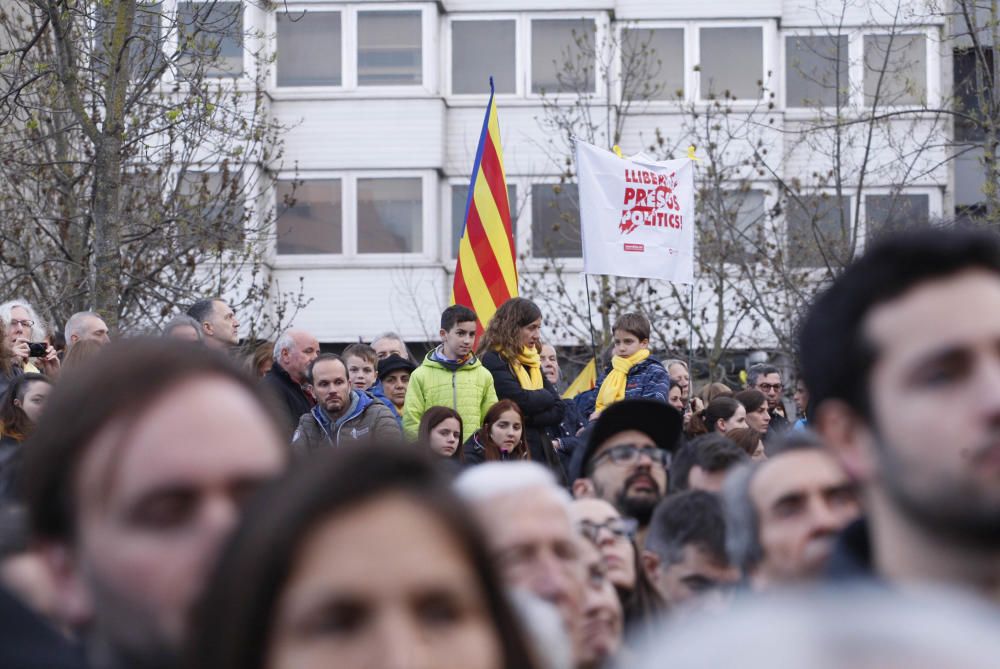 Milers de persones clamen per la llibertat de Puigdemont davant la subdelegació del govern de Girona