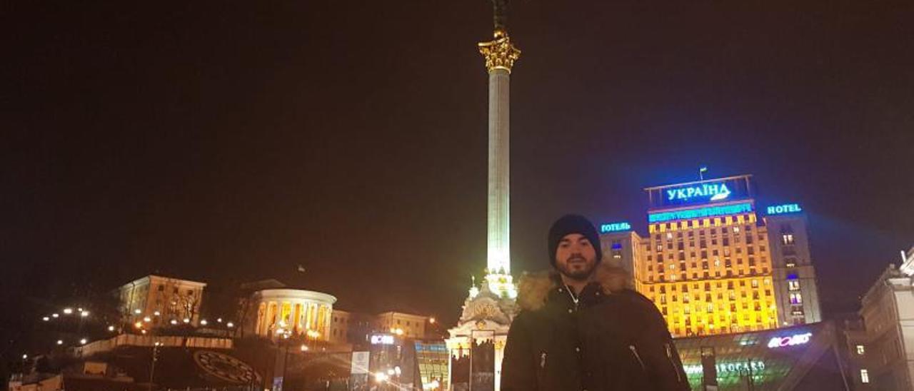 El vigués Pablo Martínez, en la plaza Maidán de Kiev durante una de sus viajes a Ucrania. |   
// CEDIDA