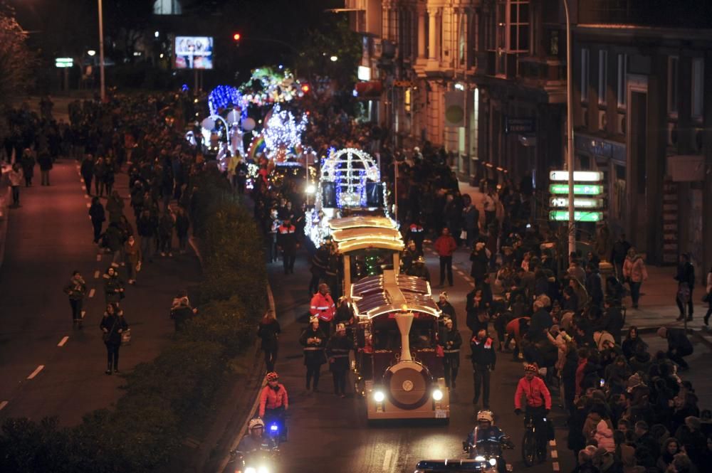 Los Reyes Magos recorren la ciudad desde O Castrillón hasta la plaza de María Pita.