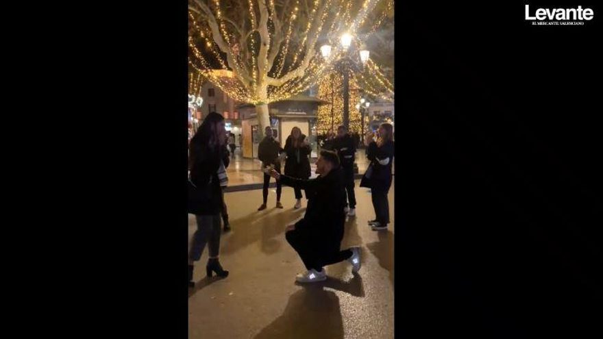 Una navideña pedida de mano sorprende en el centro de València