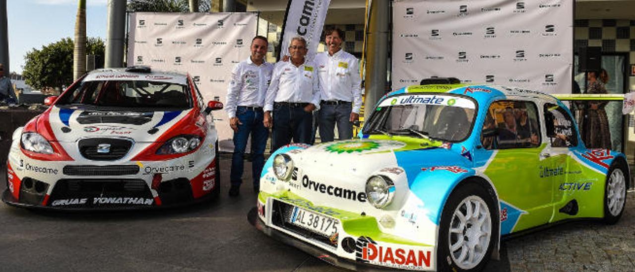 Juany Jorge, Manuel Batista y José María Ponce, junto al Seat León Supercopa y Seat 600 JTR