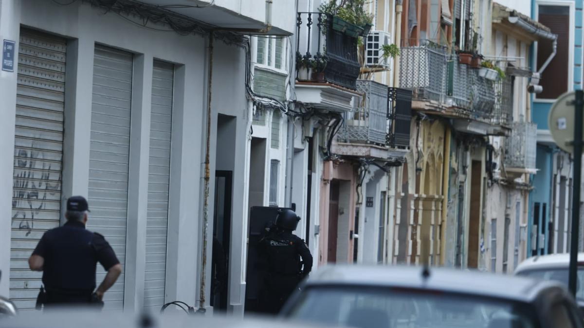 La Policía asalta la casa de un hombre que se había atrincherado en València y no lo encuentra dentro.