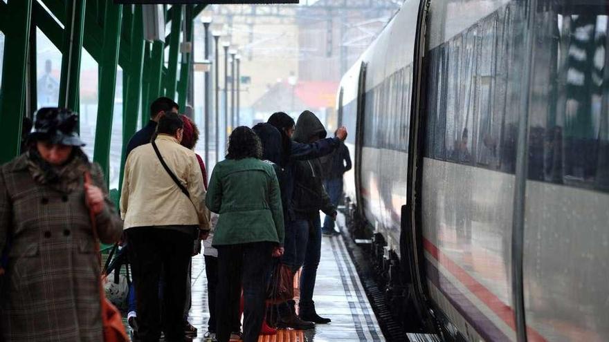 Pasajeros a punto de subir al tren en la estación de Vilagarcía. // Iñaki Abella