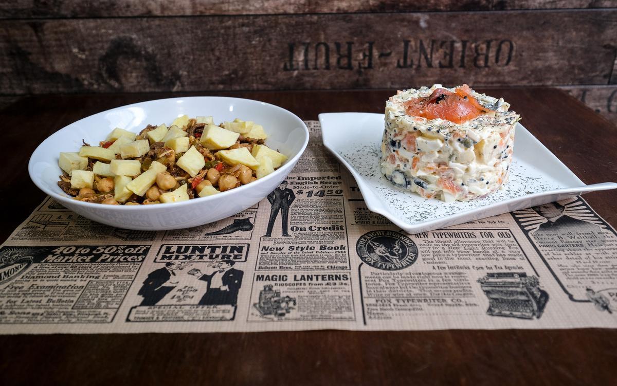 Un plato de ropa vieja y ensaladilla rusa de salmón.