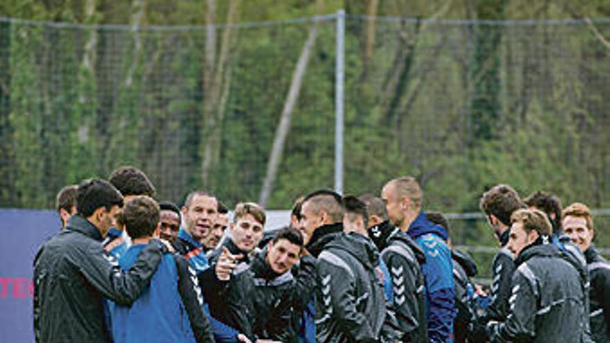 Los futbolistas hacen carrera continua sobre el césped de El Requexón.