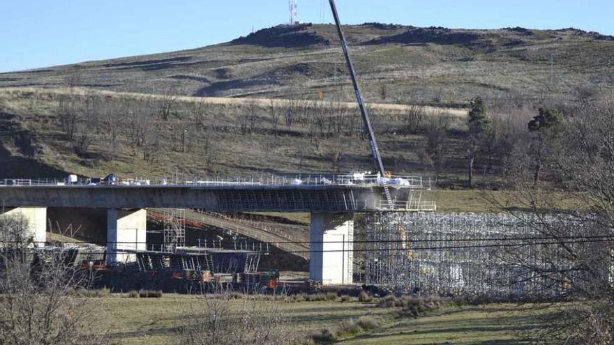 Un grupo de trabajadores realiza obras en el AVE a su paso por el término de Puebla.