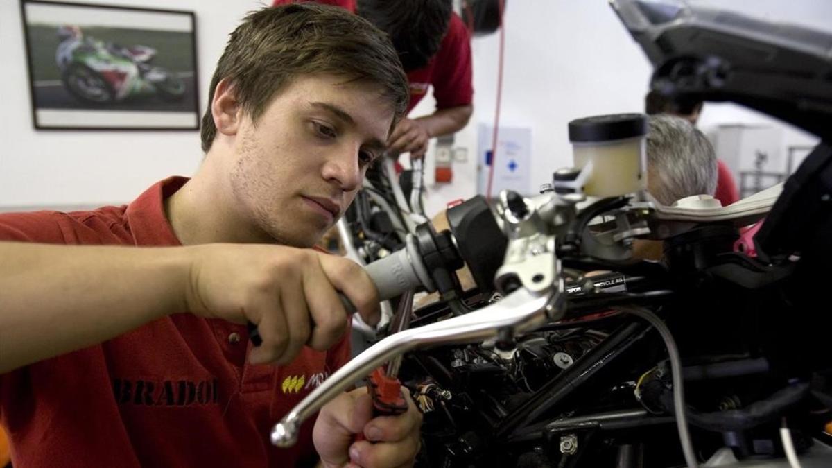 La Escuela Monlau Repsol prepara, durante años, jóvenes que puedan trabajar en los boxes de MotoGP y F-1.