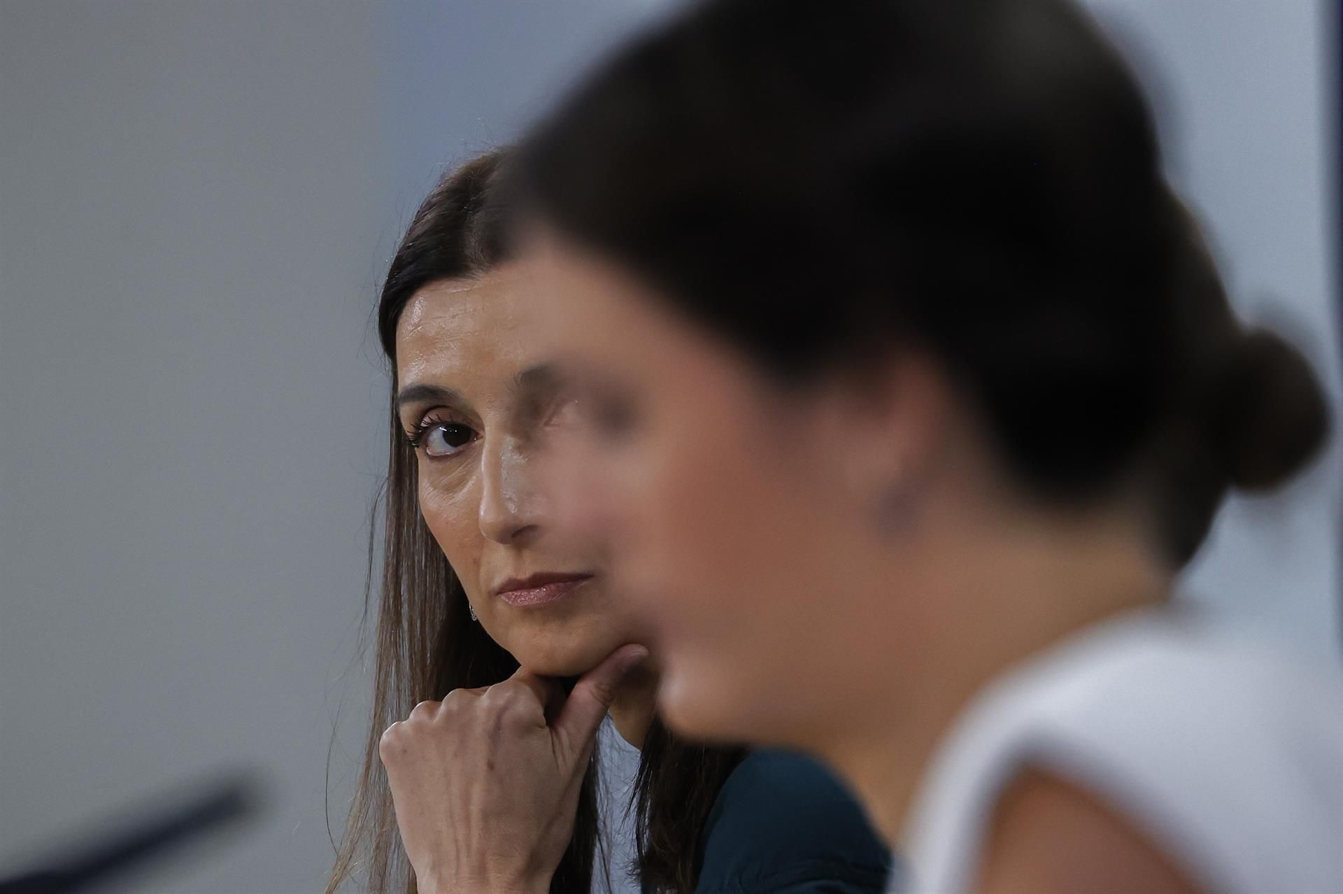 La ministra de Justicia, Pilar Llop, observa a la titular de Igualdad, Irene Montero, durante la rueda de prensa posterior a la celebración del Consejo de Ministros.