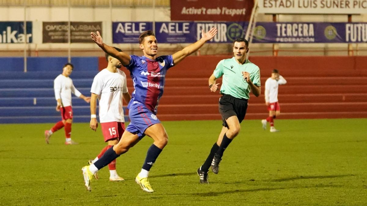 Dieguito celebra el 1-0.