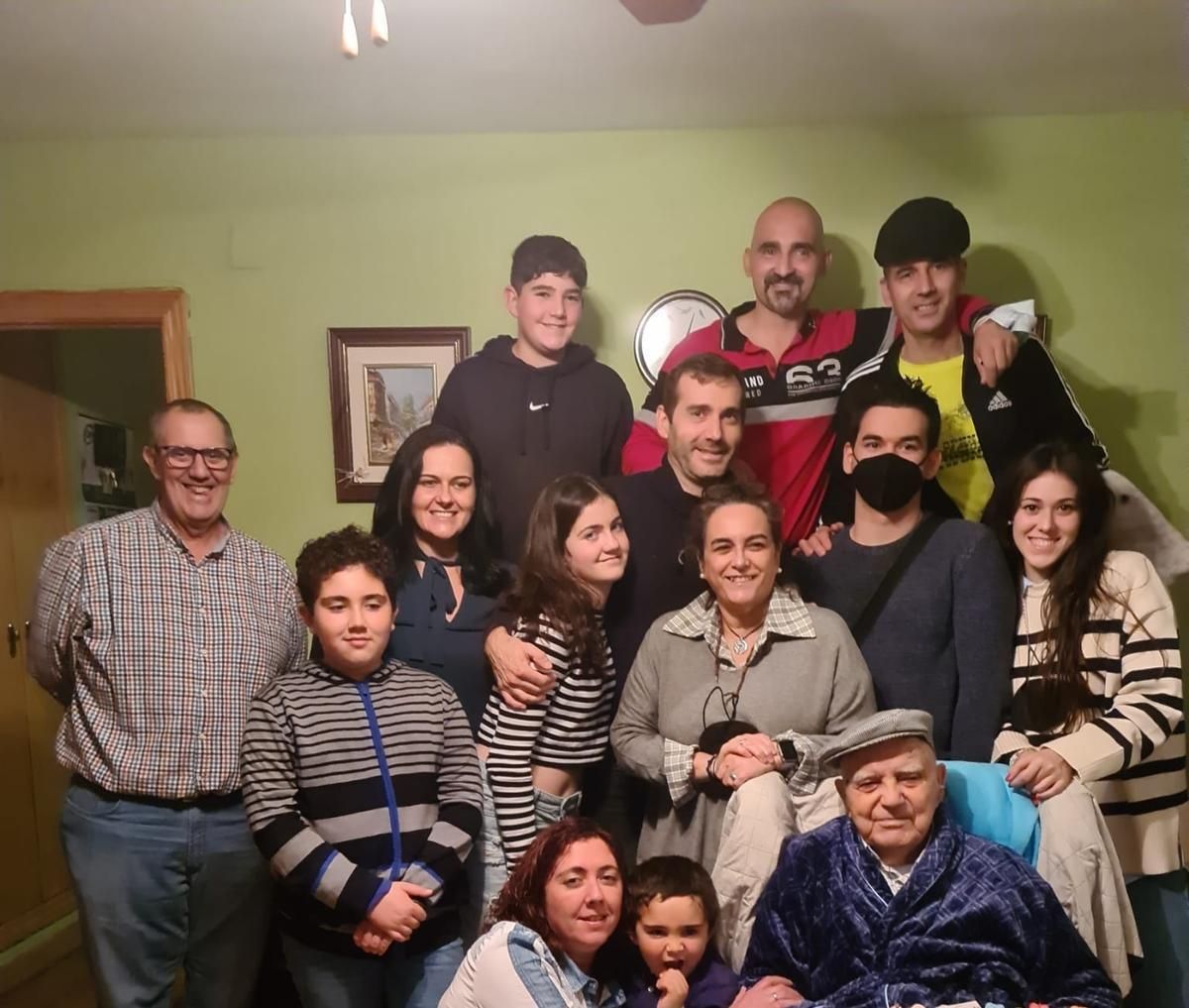 Mariano, con parte de su familia, en su 104 cumpleaños.