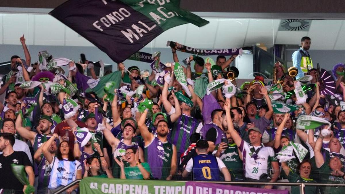 Parte de los aficionados del Unicaja, en las gradas del Gran Canaria Arena