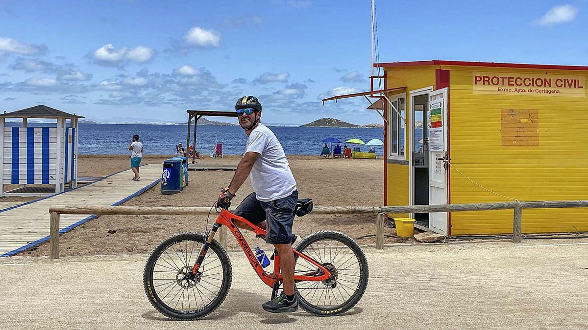 Abren más de veinte puestos de vigilancia en las playas de Cartagena | IVÁN URQUÍZAR