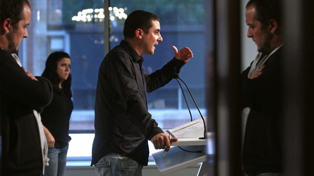 Los diputados de la CUP, Quim Arrufat (derecha), David Fernàndez e Isabel Vallet, este martes por la tarde.