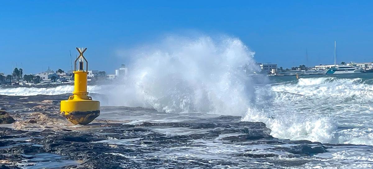Una boya marítima de señalización explusada del mar.