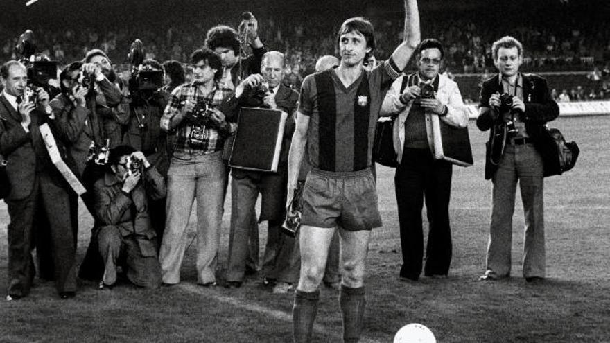 Johan Cruyff saluda al Camp Nou antes de su partido de despedida con el Barça.