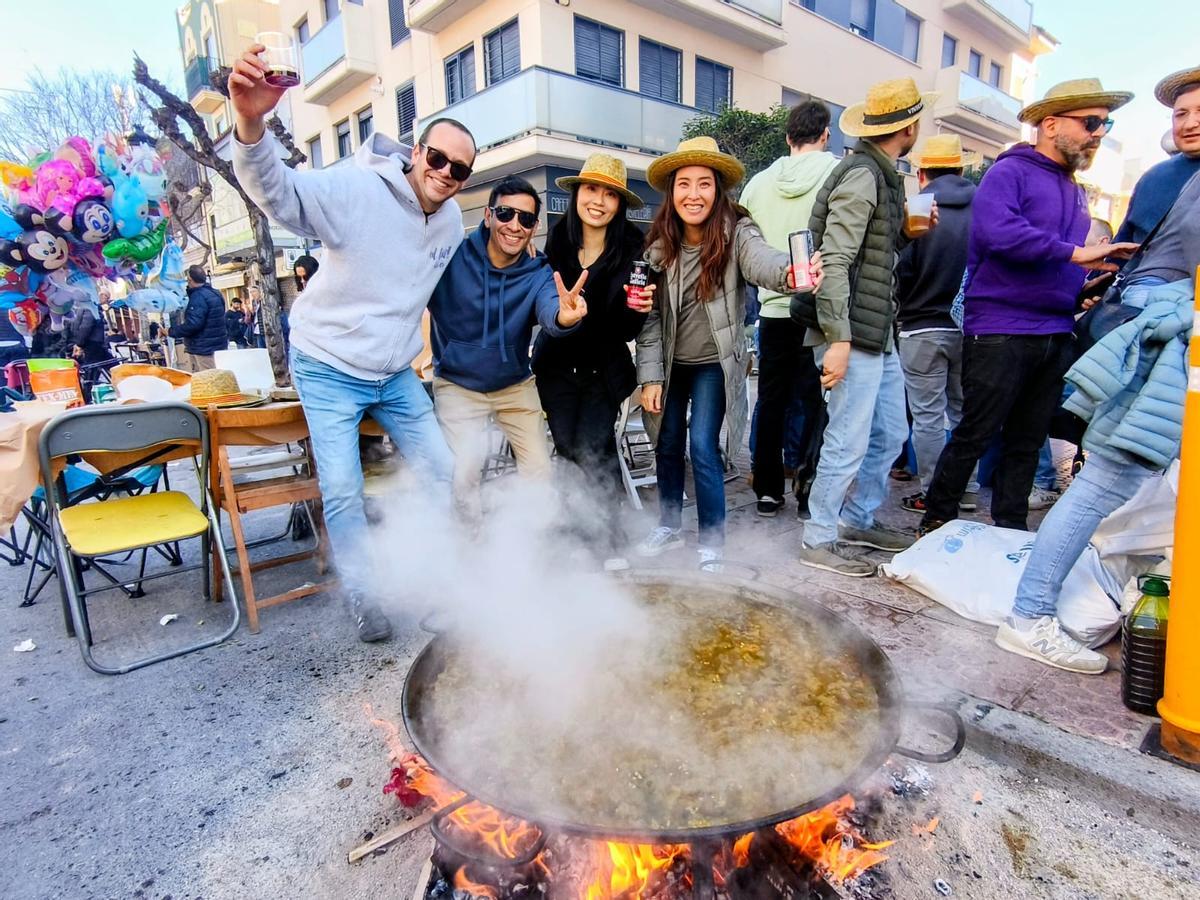 Las visitantes chinas, junto a sus anfitriones, en la Fiesta de las Paellas de Benicàssim.