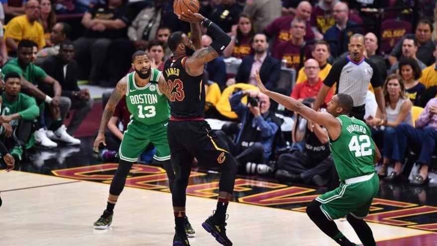 Lebron James, con 44 puntos, lleva a los Cavaliers hacia la gloria