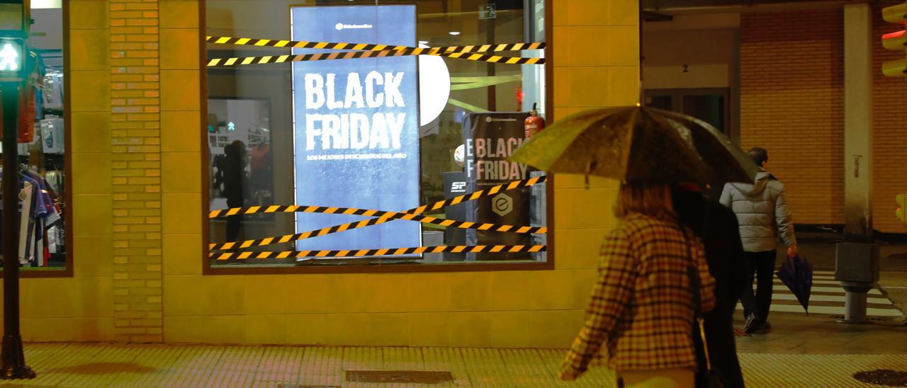 Un cartel de la campaña del “Black friday” en un negocio de Gijón. | Marcos León