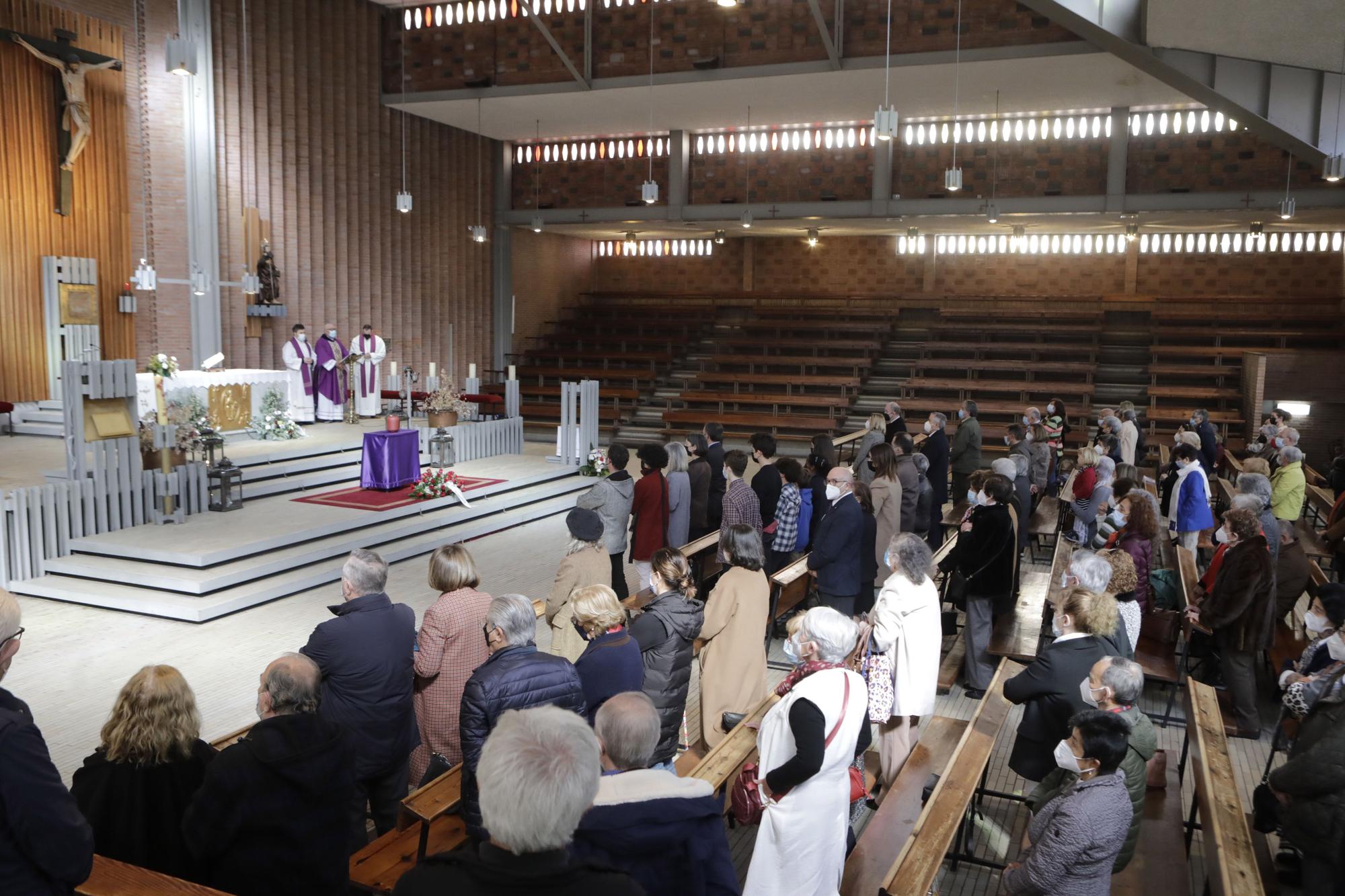 La iglesia de La Argañosa acogió el funeral por el historiador David Ruiz