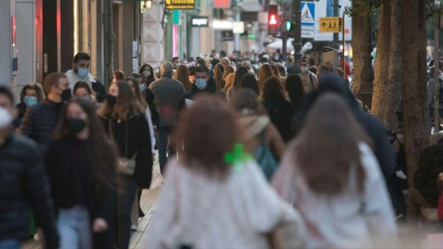 Imagen de archivo de gente paseando por la calle Colón de València.