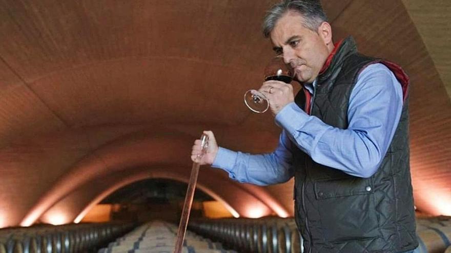 José Luis Ruiz ejerciendo de enólogo en una de las bodegas navarras.