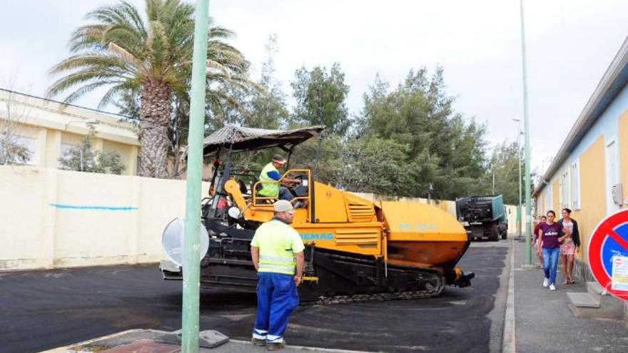 Trabajos de asfaltado en El Matorral.