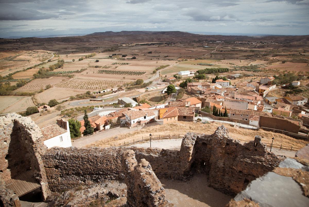 Panorámica de Trasmoz, con la Parroquia de Nuestra Señora de la Huerta a la izquierda. 