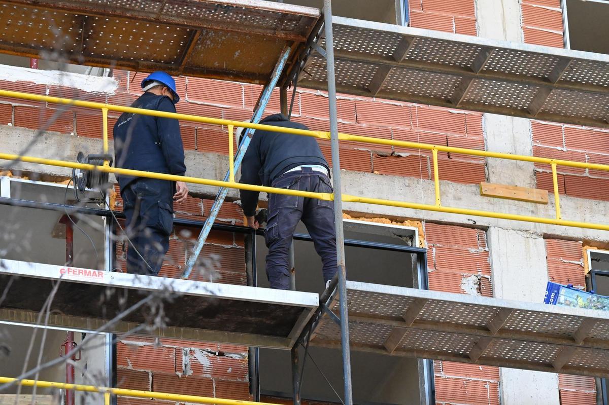 Operarios trabajan en la construcción de un bloque de viviendas de obra nueva en Castelló.