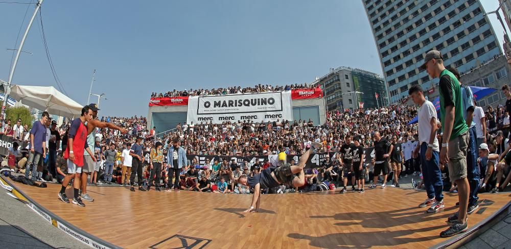 El festival de deportes urbanos atrajo ayer a As Avenidas a miles de personas para presenciar las espectaculares actuaciones de los participantes en pruebas de skate, bicicleta y motocross