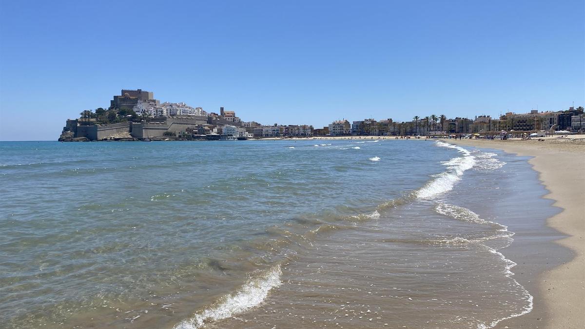 Imagen de archivo de la playa de Peñíscola.