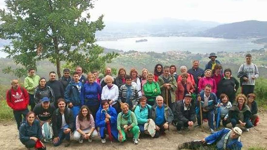 Los expedicionarios, con la ría de Vigo, al fondo.