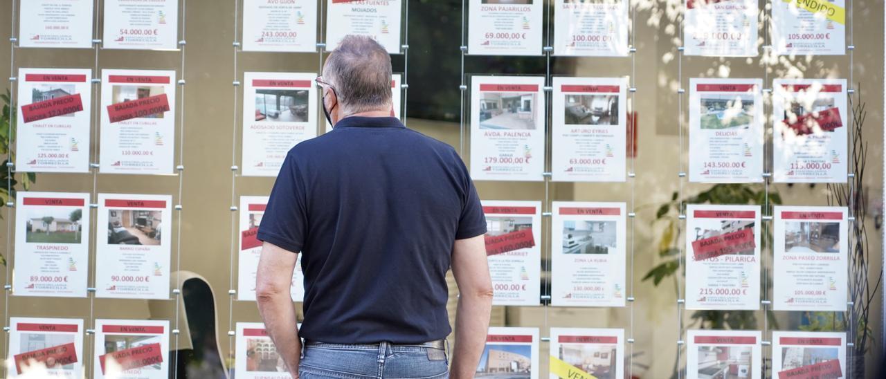 Un hombre observa las ofertas en una inmobiliaria, en una imagen de archivo.