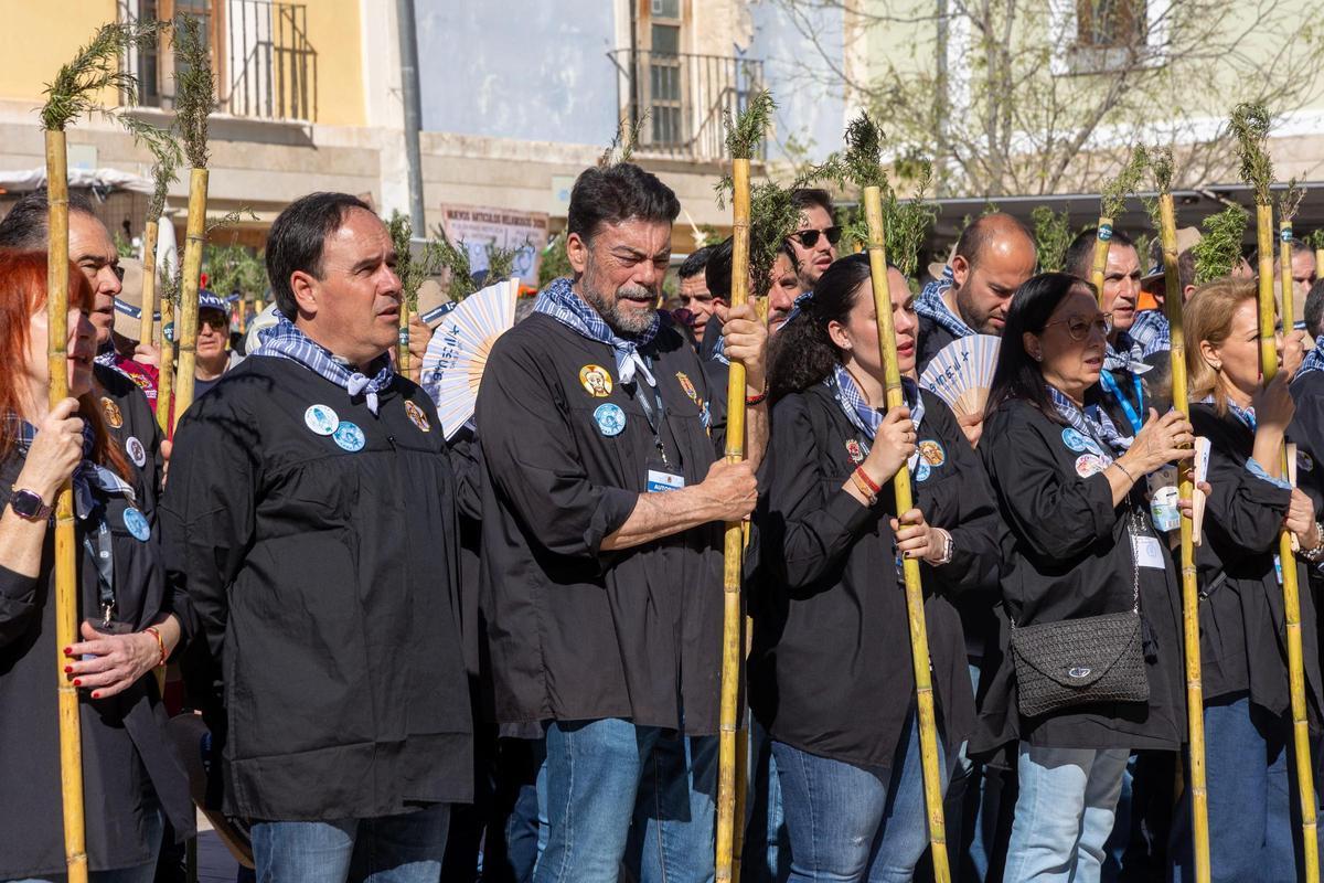 El presidente de la Generalitat, Pérez Llorca; el alcalde de Alicante, Luis Barcala; la concejala Cristina Cutanada, la presidenta de las Cortes, Llanos Massó; y la vicepresidenta del Consell, Susana Camarero, en la eucaristía.