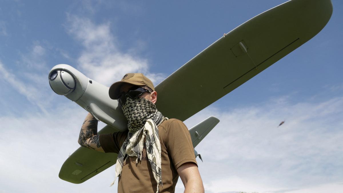 Un soldado ucraniano con un dron