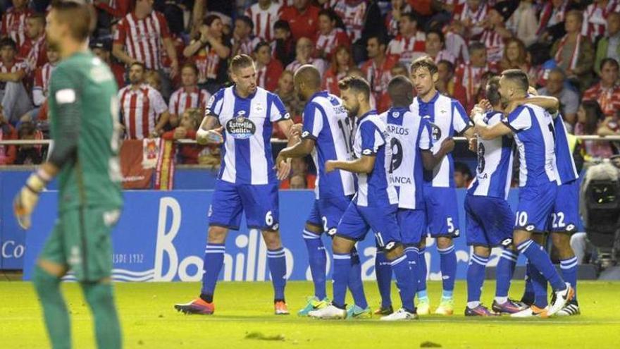 Los futbolistas del Deportivo celebran el gol de Borges ante el Sporting en el último partido en Riazor.