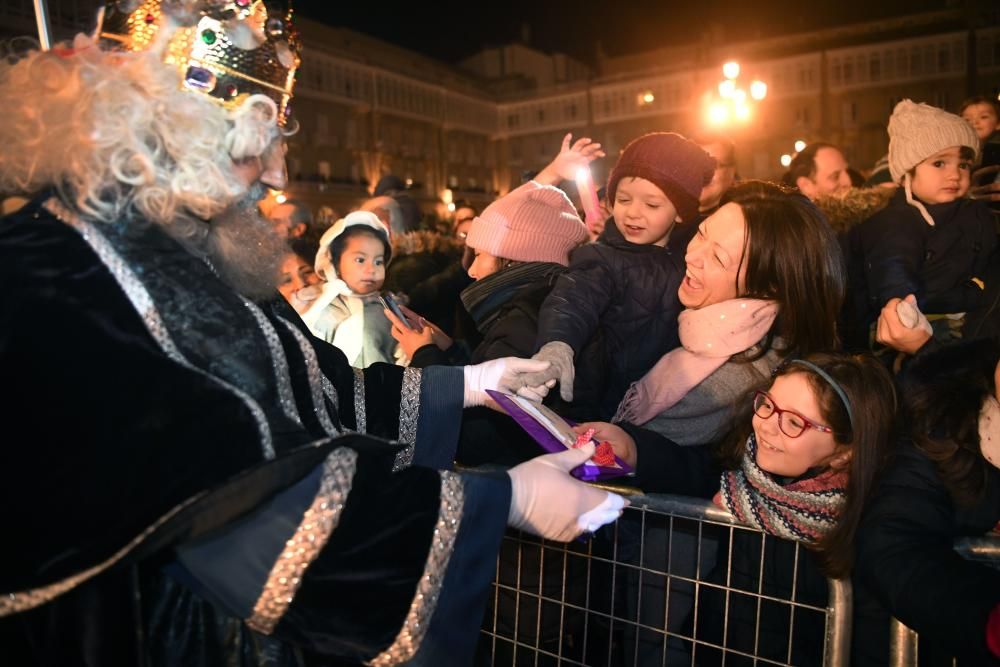 Los Reyes Magos recorren la ciudad desde O Castrillón hasta la plaza de María Pita.