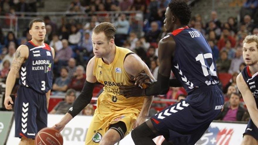 Brad Newley, defendido por Ilimane Diop en el encuentro de ayer en Vitoria.