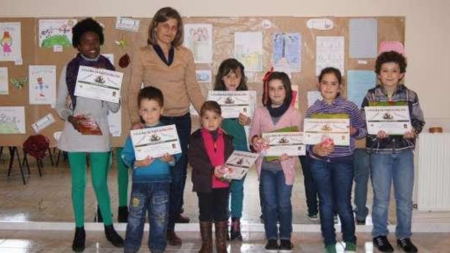 La alcaldesa de Forcarei, con los niños que ganaron el concurso.