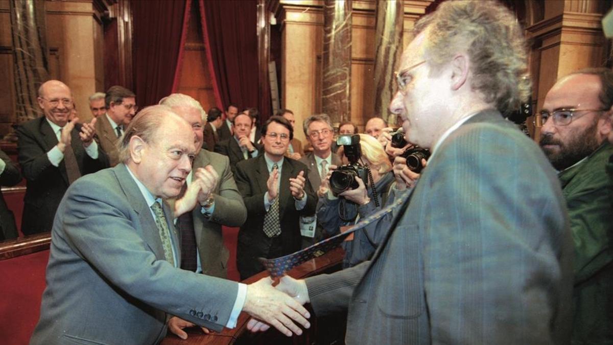 Rafael Ribó felicita a Jordi Pujol por su investidura, en el Parlament el 16 de diciembre de 1995.