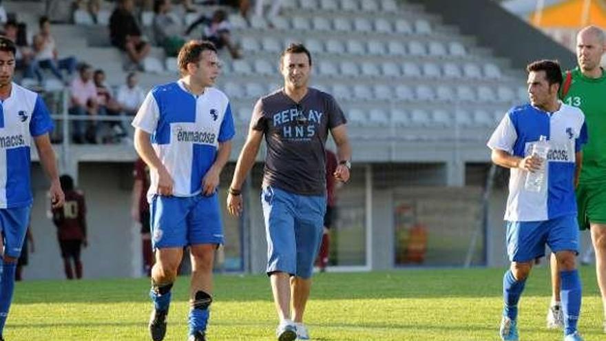 El técnico y jugadores del Portonovo saliendo al campo. // G. Santos