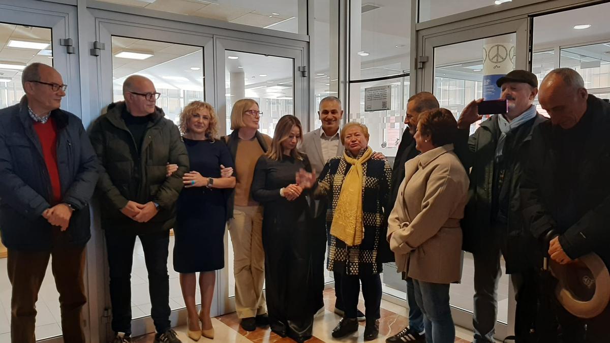 Familiares, amigos y autoridades, ante la placa de homenaje a "Rubiera" en la biblioteca de Lugones